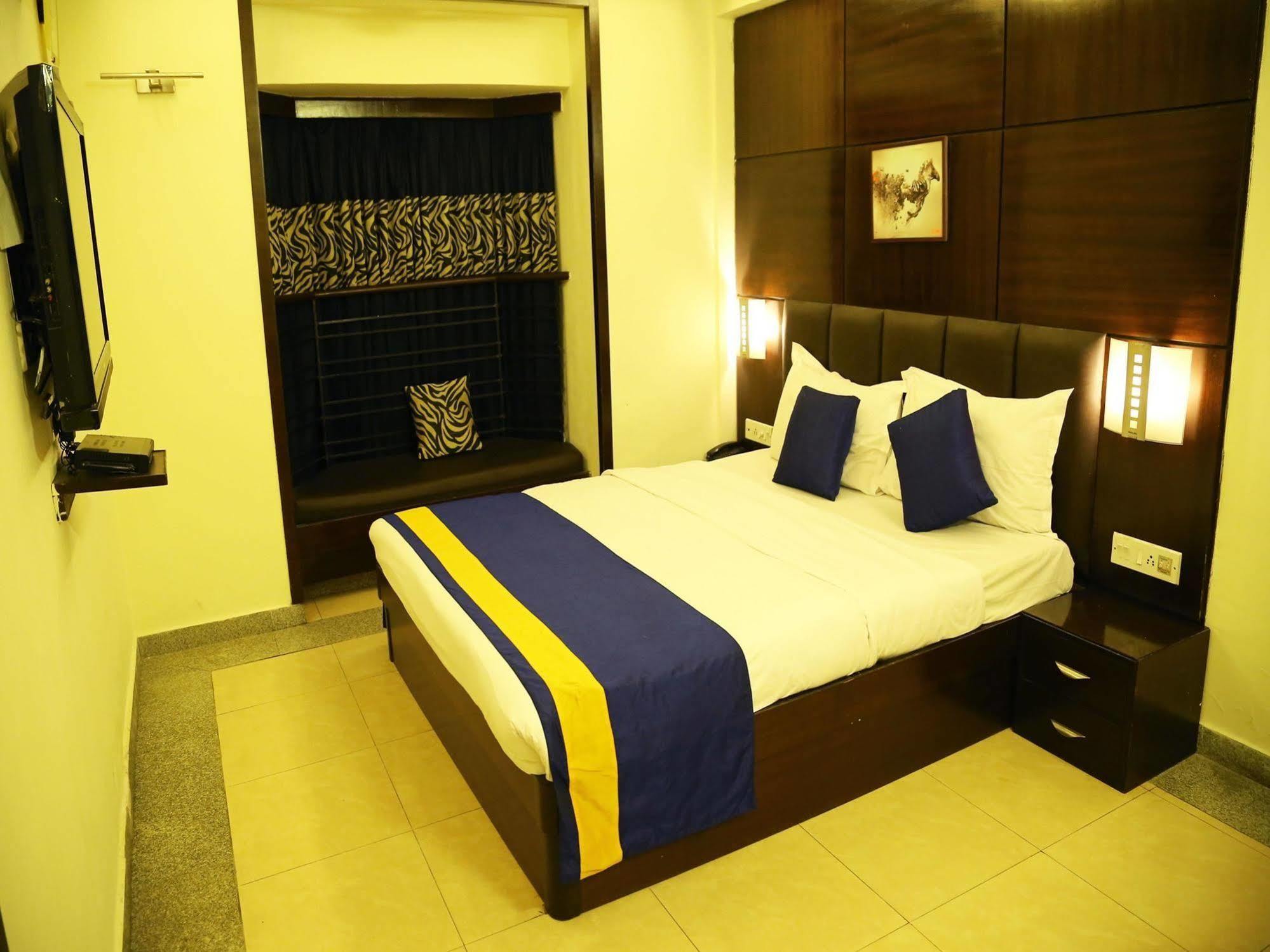 Roland Hotel Калькутта Экстерьер фото