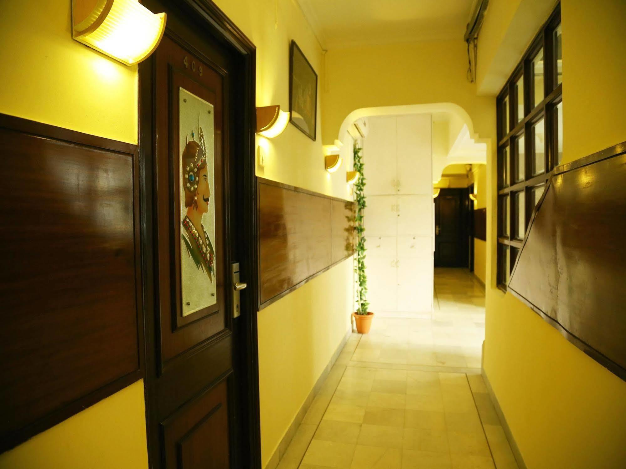 Roland Hotel Калькутта Экстерьер фото