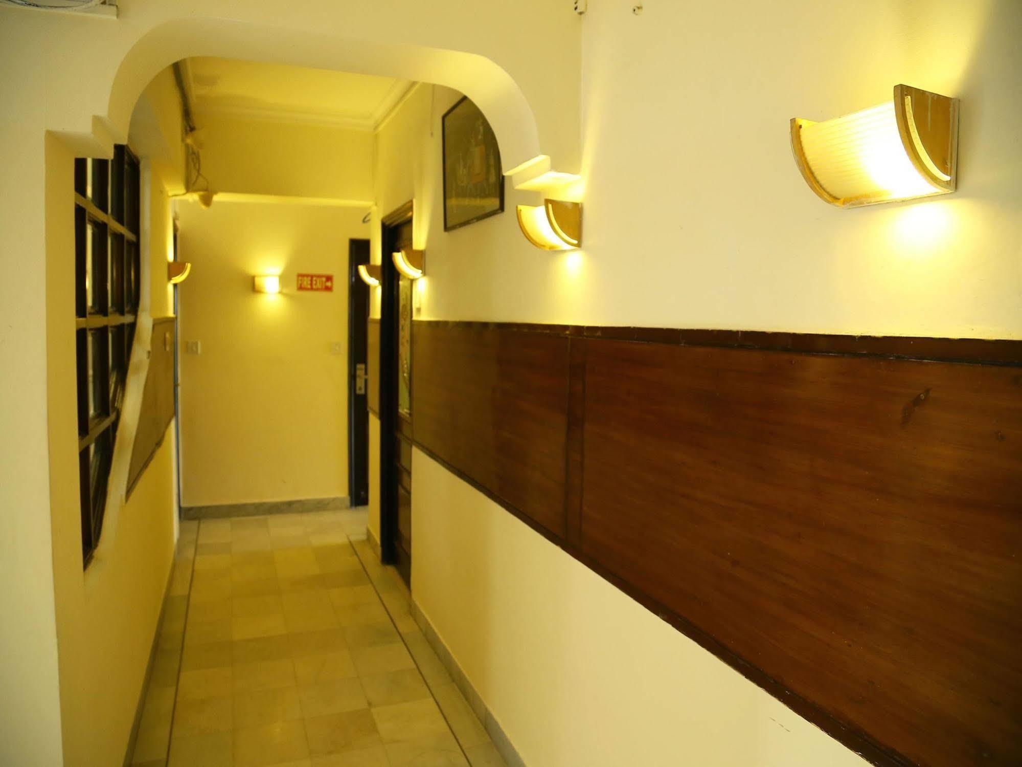 Roland Hotel Калькутта Экстерьер фото