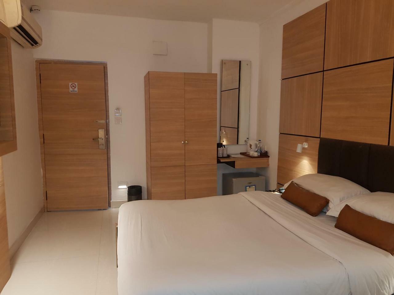 Roland Hotel Калькутта Экстерьер фото