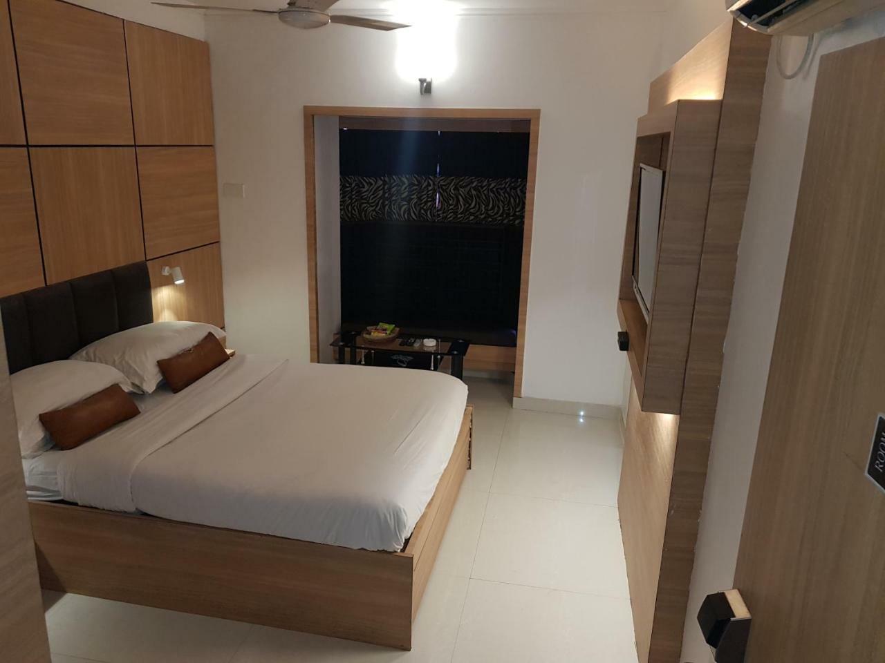 Roland Hotel Калькутта Экстерьер фото