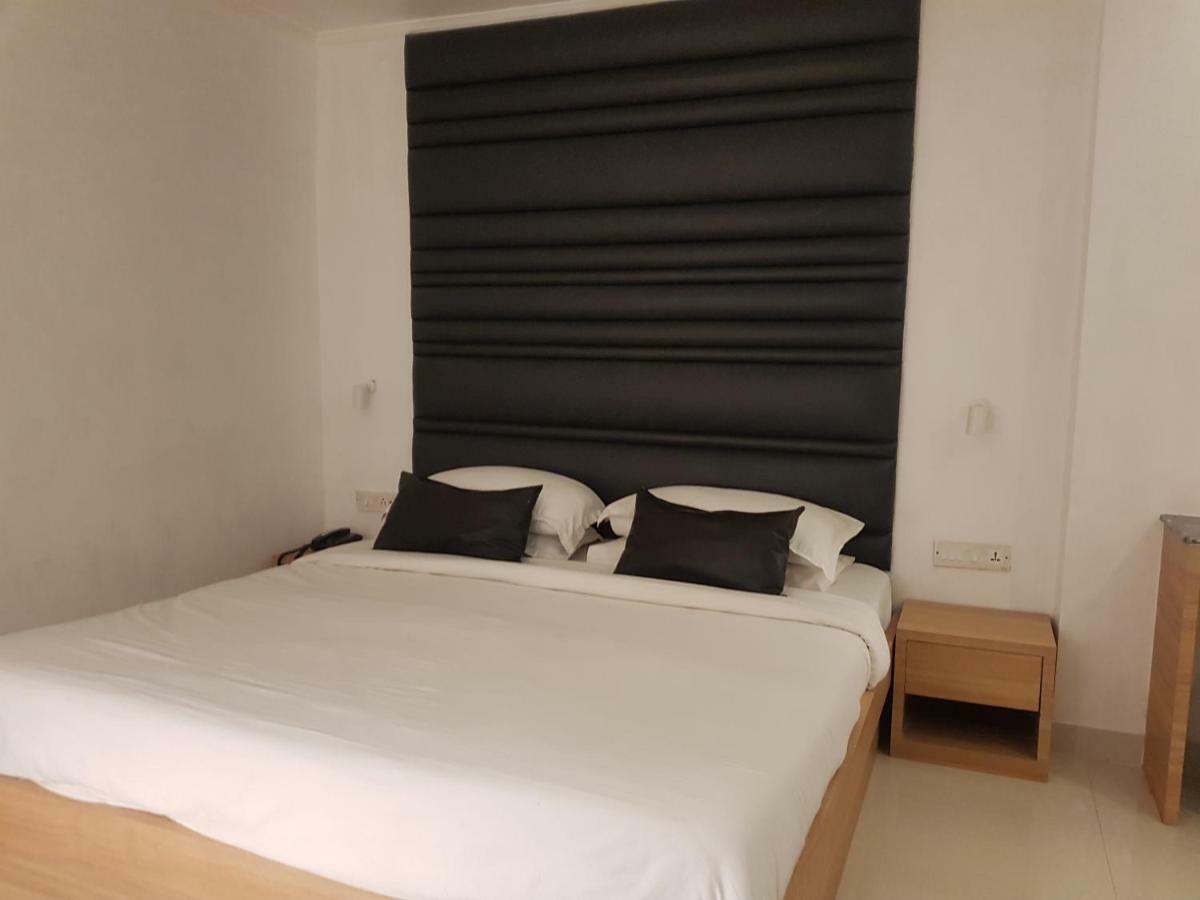 Roland Hotel Калькутта Экстерьер фото