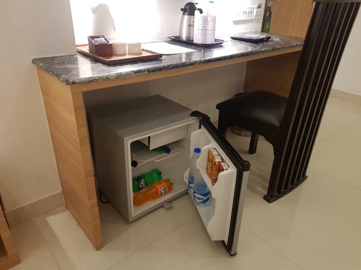 Roland Hotel Калькутта Экстерьер фото