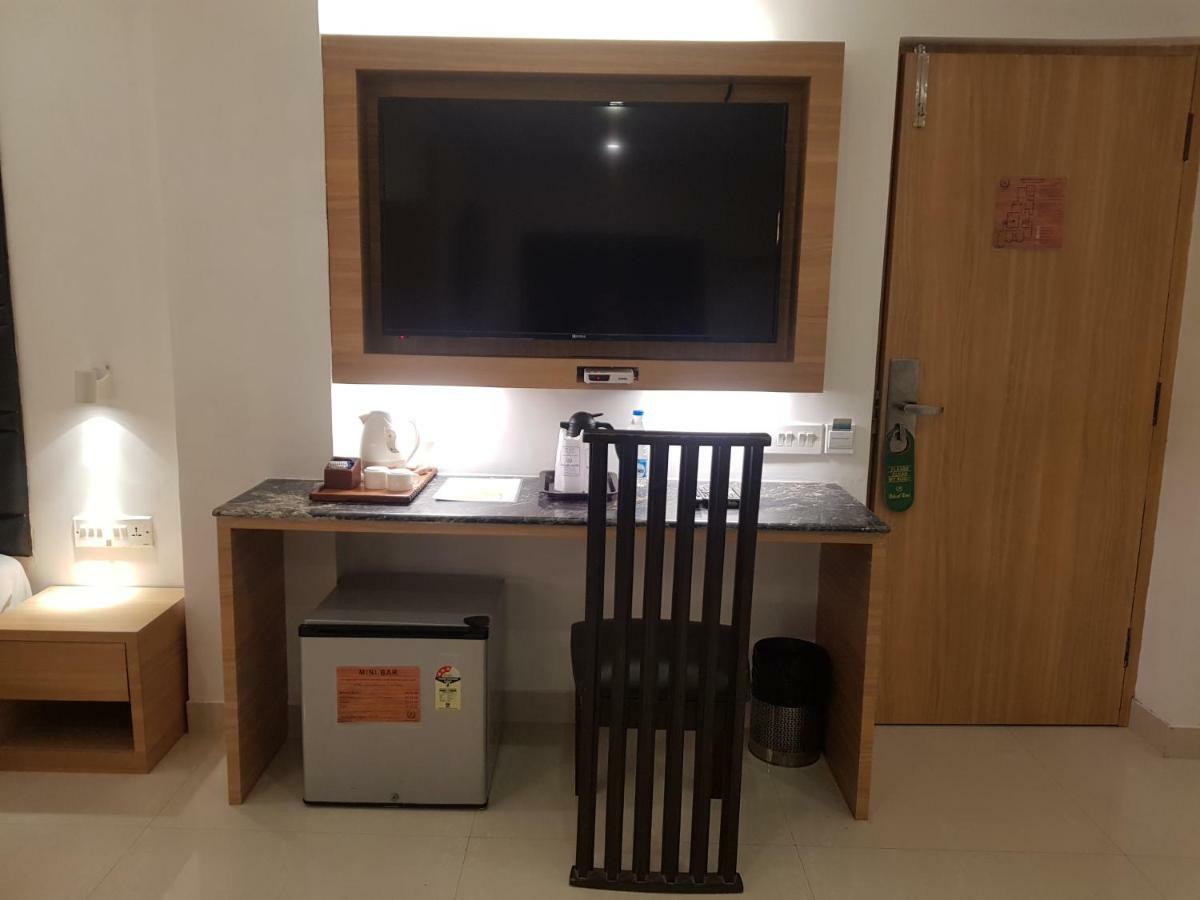 Roland Hotel Калькутта Экстерьер фото