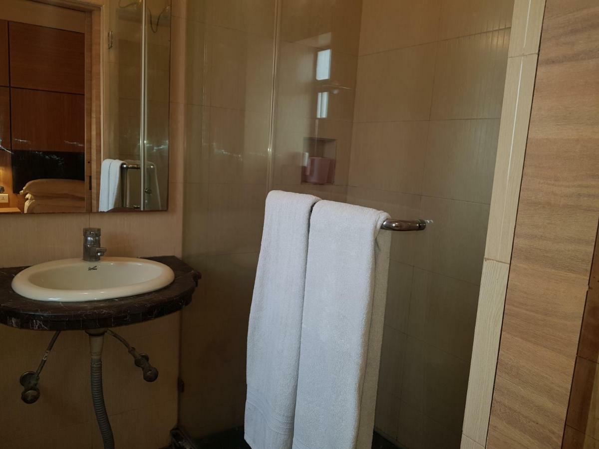 Roland Hotel Калькутта Экстерьер фото