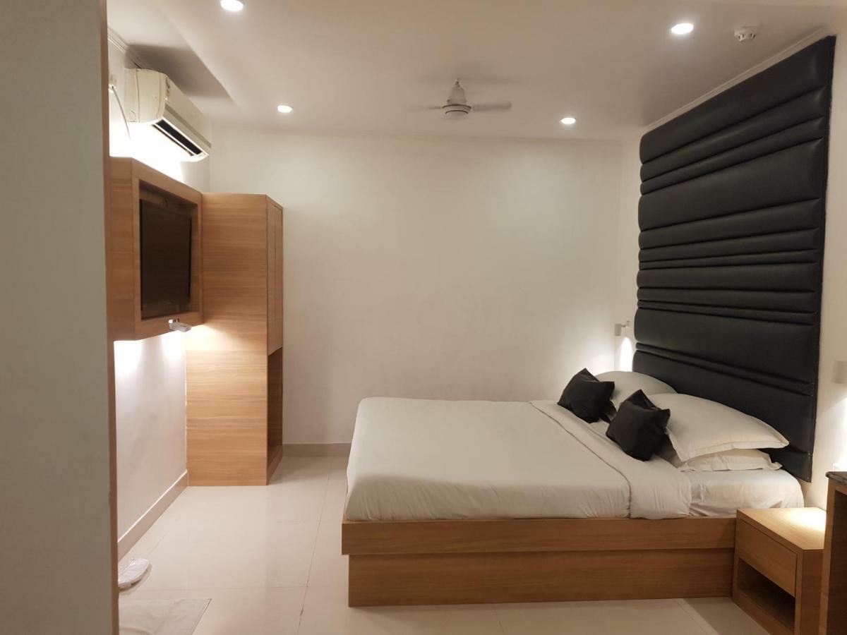 Roland Hotel Калькутта Экстерьер фото