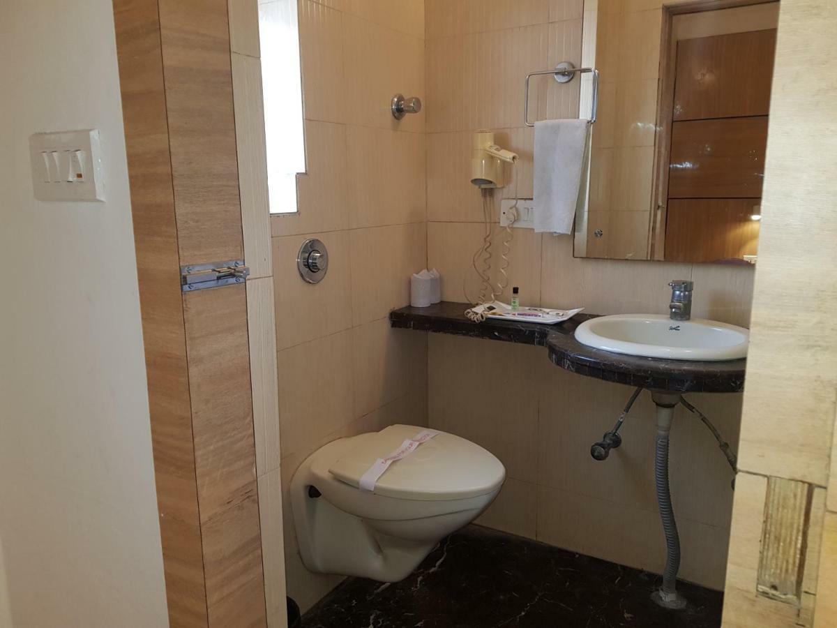 Roland Hotel Калькутта Экстерьер фото