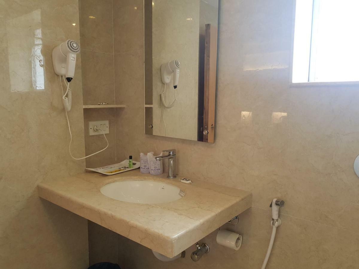 Roland Hotel Калькутта Экстерьер фото