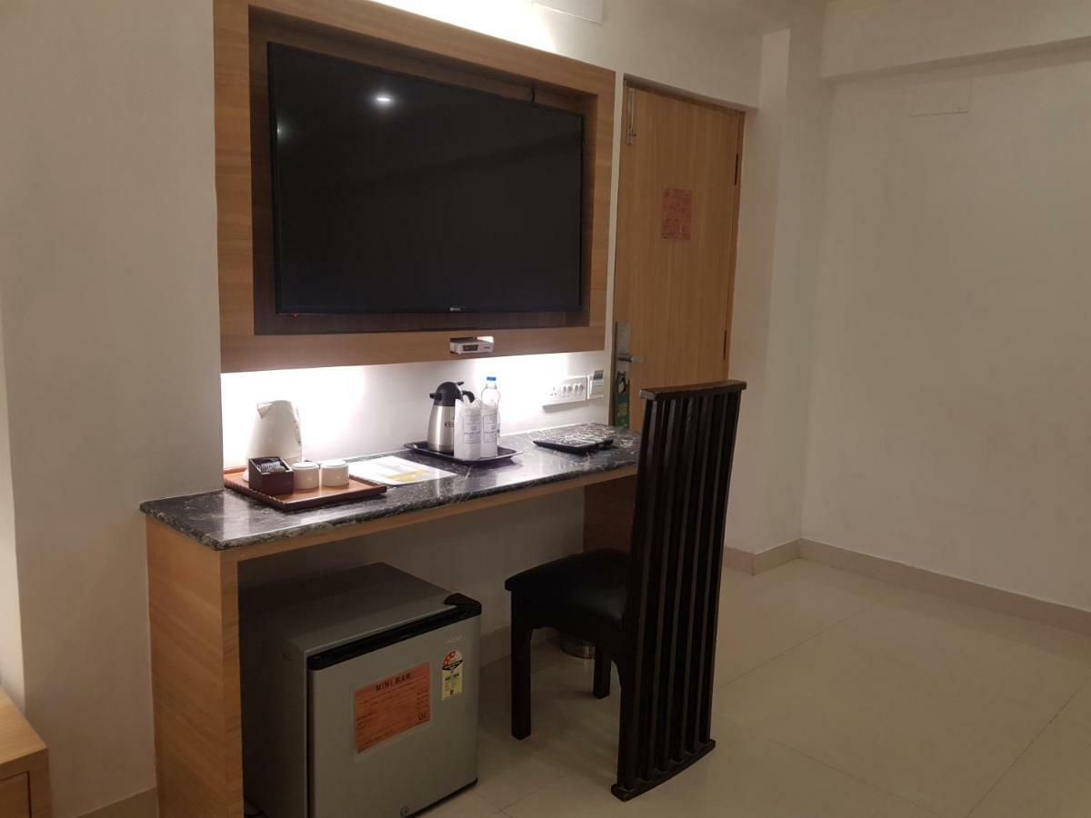 Roland Hotel Калькутта Экстерьер фото